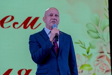 Геннадий Аверьянов поздравил педагогов Оренбурга